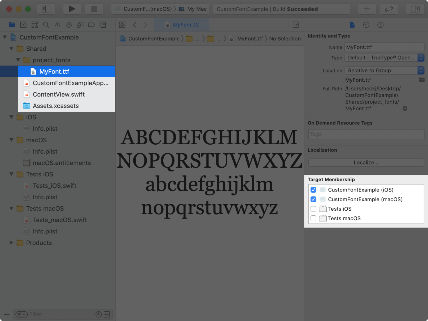 一张 Xcode 截图，显示 Info plist 文件中已把字体加入所选应用。截图显示文件检查器中 macOS 与 iOS 目标的目标成员资格复选框已被勾选